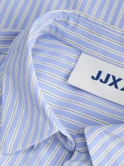 Chemisier bleu à rayures coupe droite pourvu d'un col chemise
