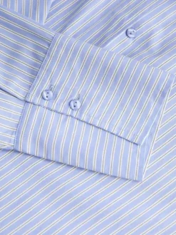 Chemisier bleu à rayures coupe droite pourvu d'un col chemise