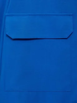 Chemisier bleu uni avec une coupe large un col français et à manches longues