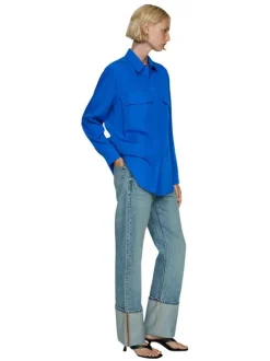 Chemisier bleu uni avec une coupe large un col français et à manches longues