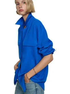 Chemisier bleu uni avec une coupe large un col français et à manches longues