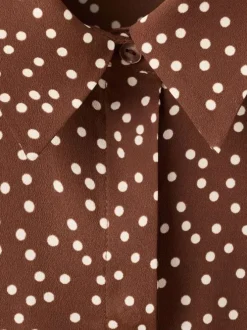 Chemisier chocolat à pois avec une coupe ample et des manches longues
