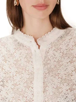 Chemisier écru à motifs fleuris en dentelle avec une coupe droite et un col rond