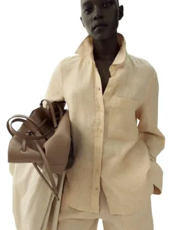 Chemisier en coton beige uni avec une coupe droite et un col à revers