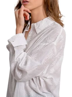 Chemisier en coton blanc brodé avec une coupe droite et un col à revers