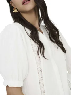 Chemisier en coton blanc uni effet crépon avec une coupe droite et un col mao