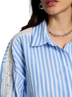 Chemisier en coton bleu et blanc à rayures avec une coupe droite