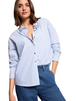 Chemisier en coton bleu à rayures avec une coupe droite et un col à revers