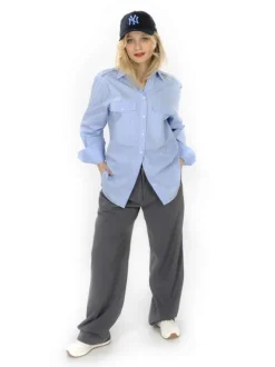Chemisier en coton bleu à rayures blanches avec coupe droite et col français