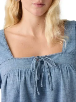 Chemisier en coton bleu uni avec une coupe droite et un col carré