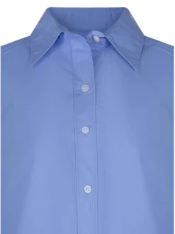 Chemisier en coton ciel uni avec un col chemise et une fermeture boutonnée