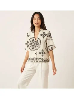 Chemisier en coton écru à motifs pourvu d'une coupe fluide et de manches courtes