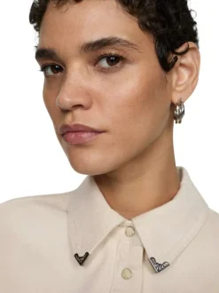Chemisier en coton écru uni à coupe slim avec col à revers et boutons pression