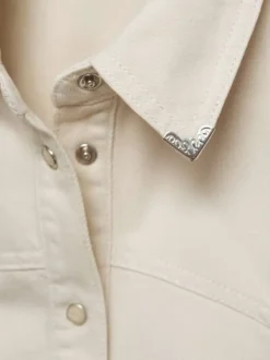 Chemisier en coton écru uni à coupe slim avec col à revers et boutons pression