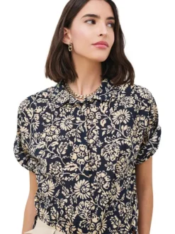 Chemisier en coton marine floral avec une coupe droite et un col boutonné