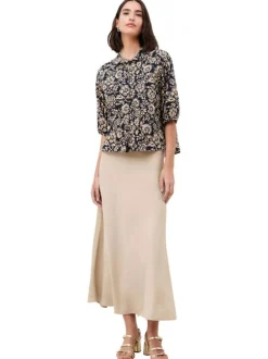 Chemisier en coton marine floral avec une coupe droite et un col boutonné