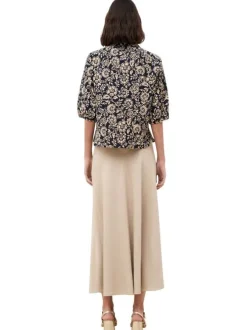 Chemisier en coton marine floral avec une coupe droite et un col boutonné