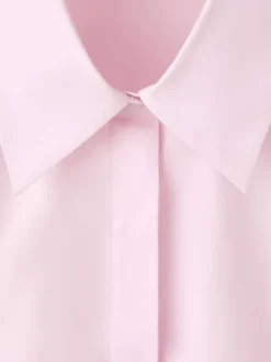 Chemisier en coton rose uni avec une coupe droite et un col à revers