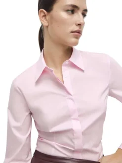 Chemisier en coton rose uni avec une coupe droite et un col à revers
