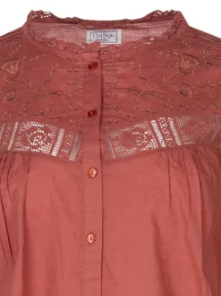 Chemisier en coton rouge uni avec de la broderie et une fermeture à boutons