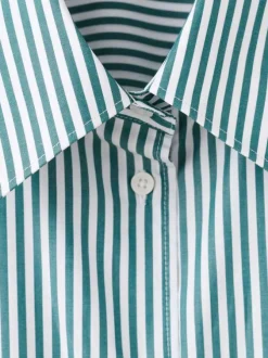 Chemisier en coton vert rayé avec une coupe ajustée et un col boutonné