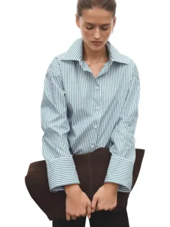 Chemisier en coton vert rayé avec une coupe ajustée et un col boutonné