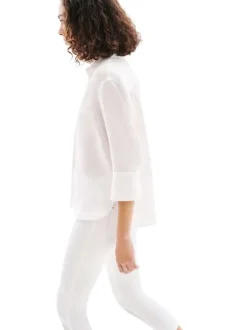 Chemisier en lin blanc uni avec une coupe droite et un col à revers