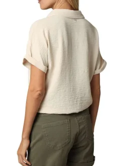 Chemisier à manches courtes beige uni à coupe fluide et noué sur le bas