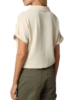Chemisier à manches courtes beige uni à coupe fluide et noué sur le bas