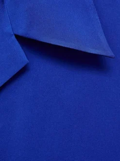 Chemisier marine uni avec une coupe droite et une fermeture boutonnée