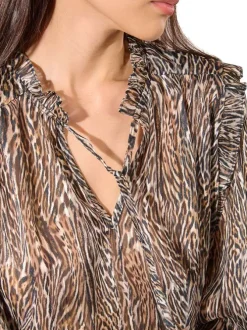 Chemisier marron à motif animalier avec une coupe fluide et un col tunisien