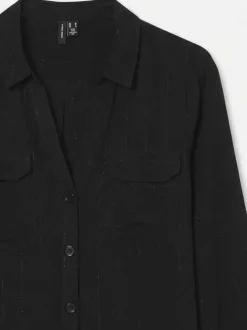 Chemisier noir incrusté de fils lurex pourvu de poches à l'avant