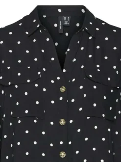Chemisier noir à pois blancs avec une coupe droite fluide et un col à revers