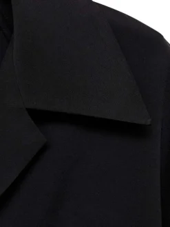 Chemisier noir uni avec un col à revers et une fermeture boutonnée