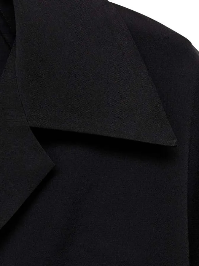Chemisier noir uni avec un col à revers et une fermeture boutonnée