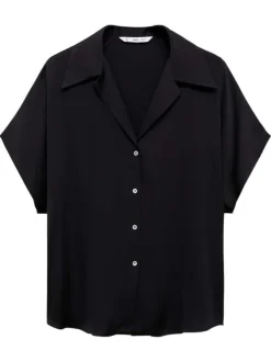 Chemisier noir uni avec un col à revers et une fermeture boutonnée