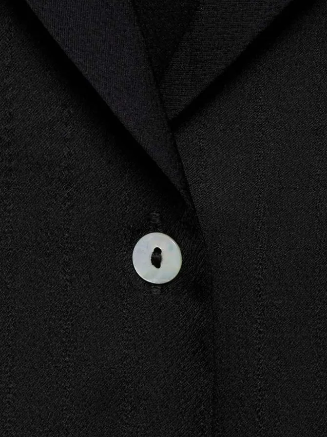 Chemisier noir uni avec un col à revers et une fermeture boutonnée