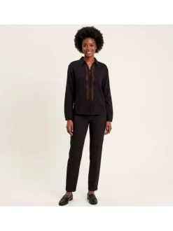 Chemisier noir uni avec une coupe droite et un col à revers