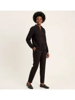 Chemisier noir uni avec une coupe droite et un col à revers