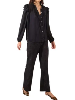 Chemisier noir uni avec une coupe fluide et un col montant à volants