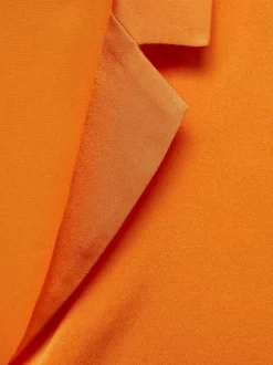 Chemisier orange satiné avec coupe droite col cranté et à manches courtes