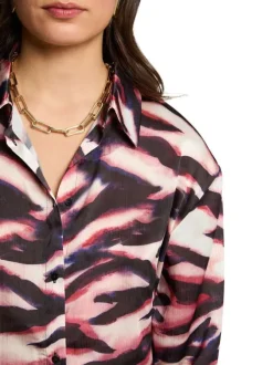 Chemisier rose imprimé avec une coupe droite et un col chemise