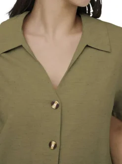 Chemisier vert uni avec une coupe droite et des manches courtes