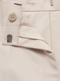 Chino beige uni avec pli marqué et des poches à l'italienne à l'avant