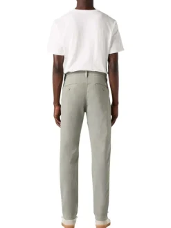 Chino en coton beige uni avec une coupe slim et des passants pour ceinture