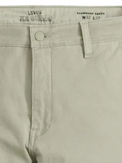 Chino en coton beige uni avec une coupe slim et des passants pour ceinture