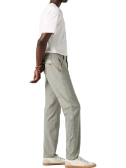 Chino en coton beige uni avec une coupe slim et des passants pour ceinture