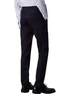 Chino en coton bleu marine uni avec une coupe slim et un aspect satiné