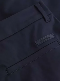 Chino en coton bleu marine uni avec une coupe slim et un aspect satiné