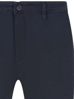 Chino en coton bleu marine uni avec une coupe slim fit et des passants